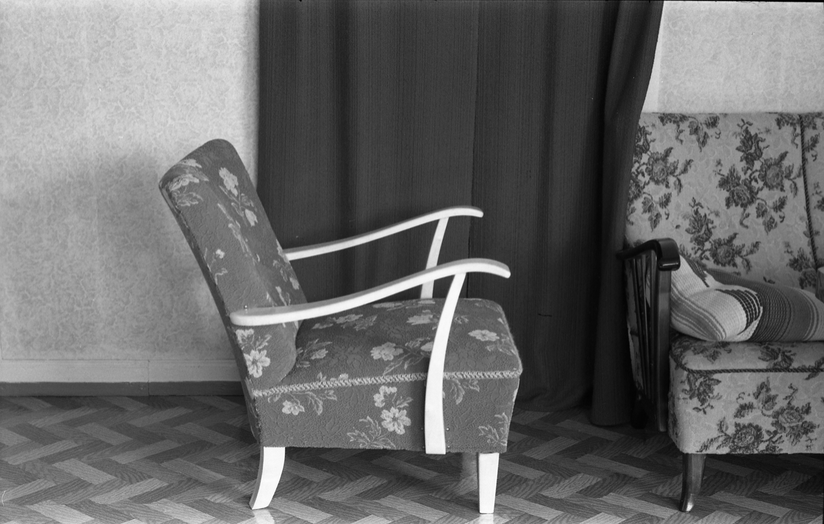 Lenestol, muligens fra en lokal snekkerbedrift. Seks bilder med stolen avbildet fra ulike vinkler.