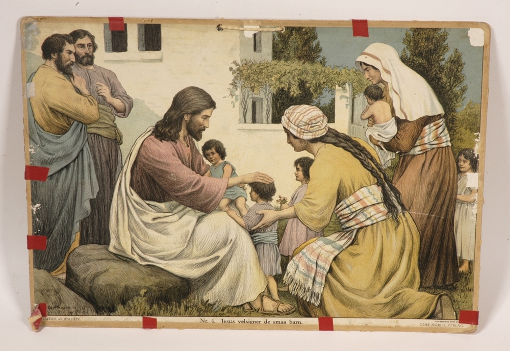 Jesus sitter i midten med et lite barn på fanget, og en hånd på hodet til et annet barn.To mødre overlater sine barn til Jesus. Bak han står to menn og iaktar scenen.