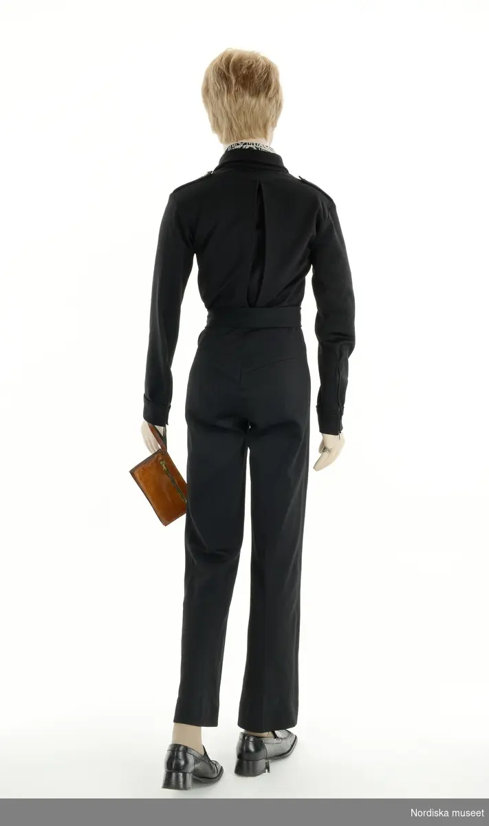 Unisexkille 1960, från utställningen Modemakt. Modellen är fotograferad för 360-visning. Information om kläderna se Relaterade objekt under Referenser. Skor, strumpor, halsduk och väska är rekvisita