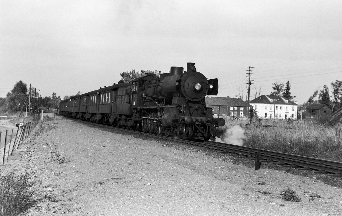 Forstadstog fra Trondheim til Støren, tog 1720, ved Stavne holdeplass. Toget trekkes av damplokomotiv type 30b nr. 357.
