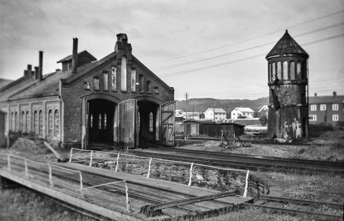 Fra lokomotivstallområdet på Stjørdal stasjon. Vanntårn til venstre, svingskive til høyre.