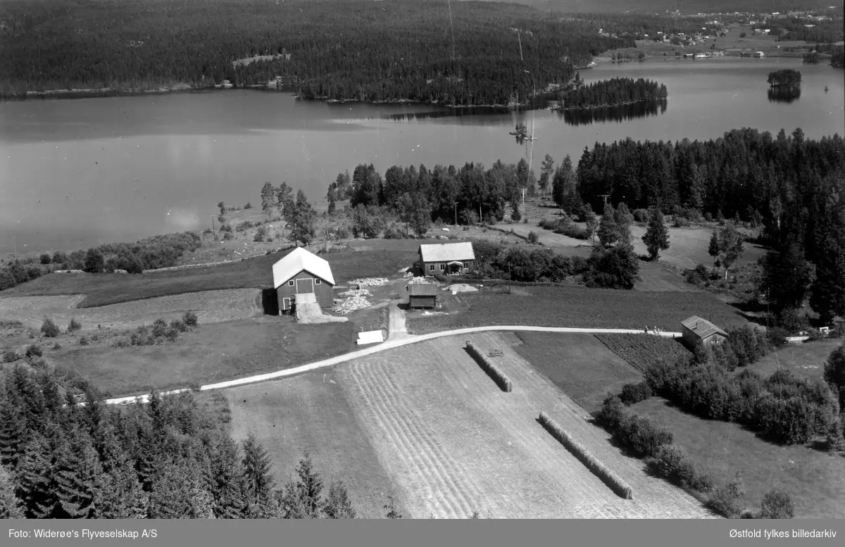 Haukebøl 67/14. Rømsjøen i bakgrunnen. Flyfoto fra Rømskog.