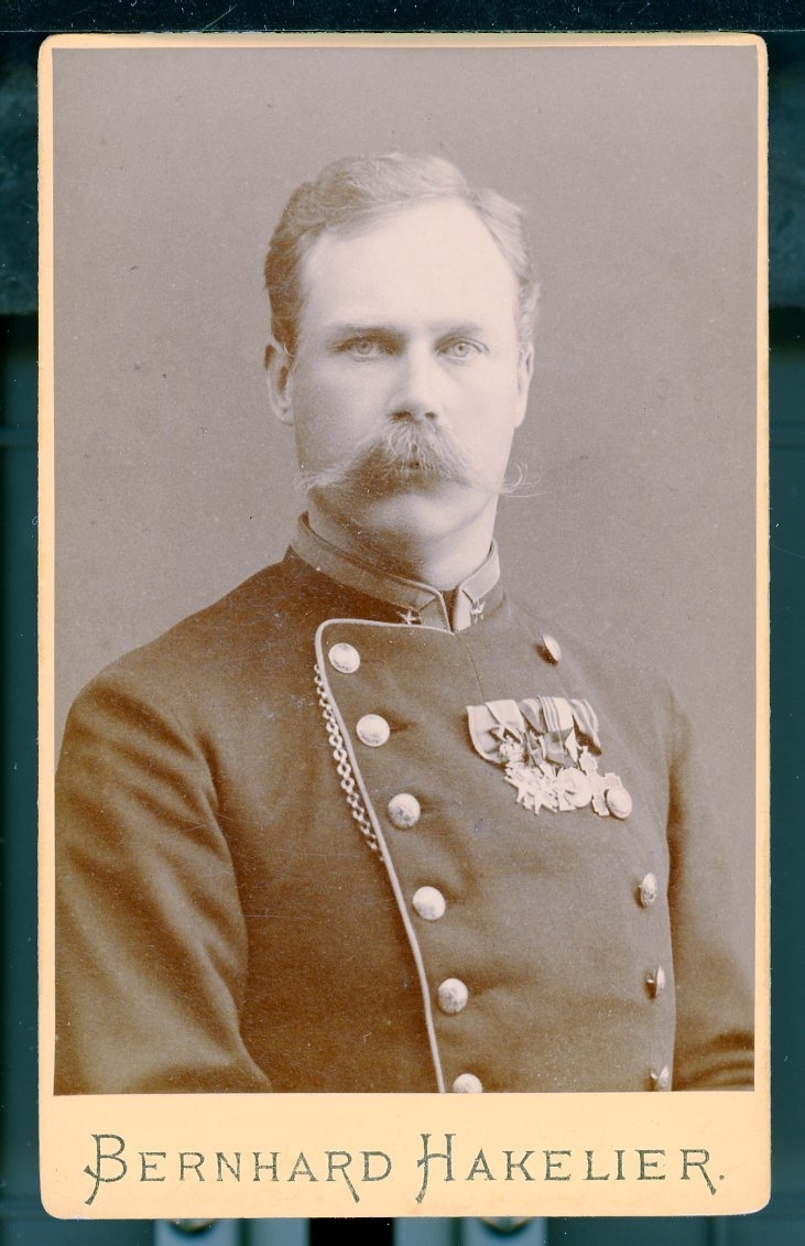 Kabinettsfotografi: major Warberg, i uniform med medaljer på bröstet.