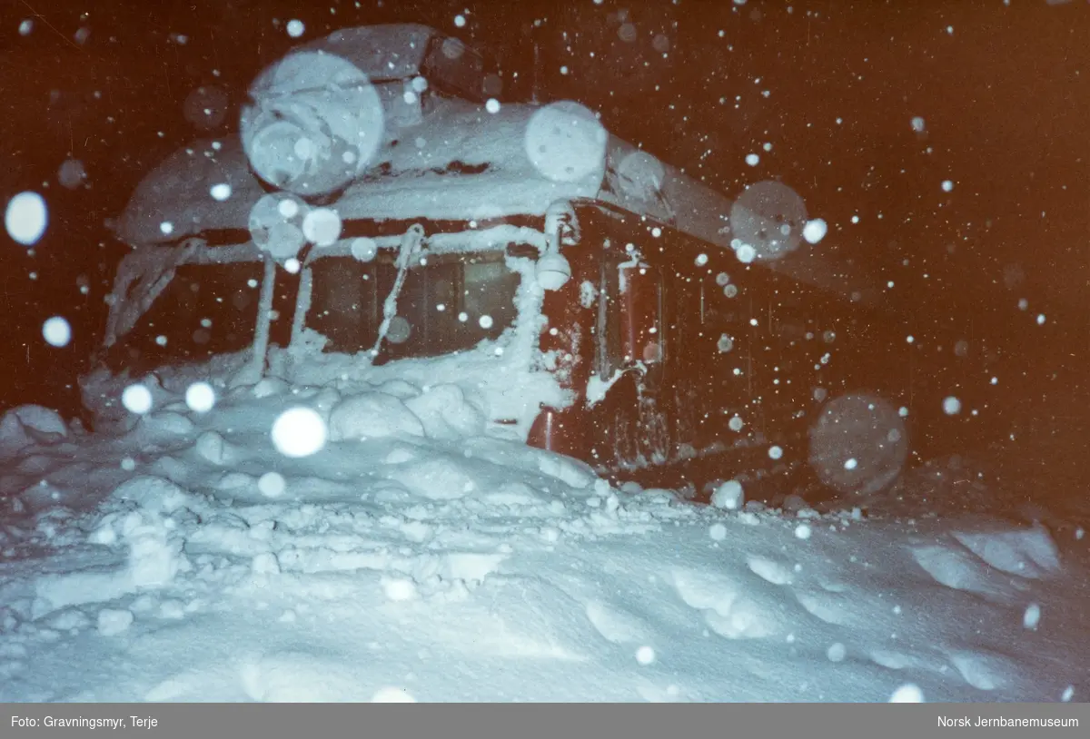 Et motorvognsett type 69 har kjørt seg fast i snøen.