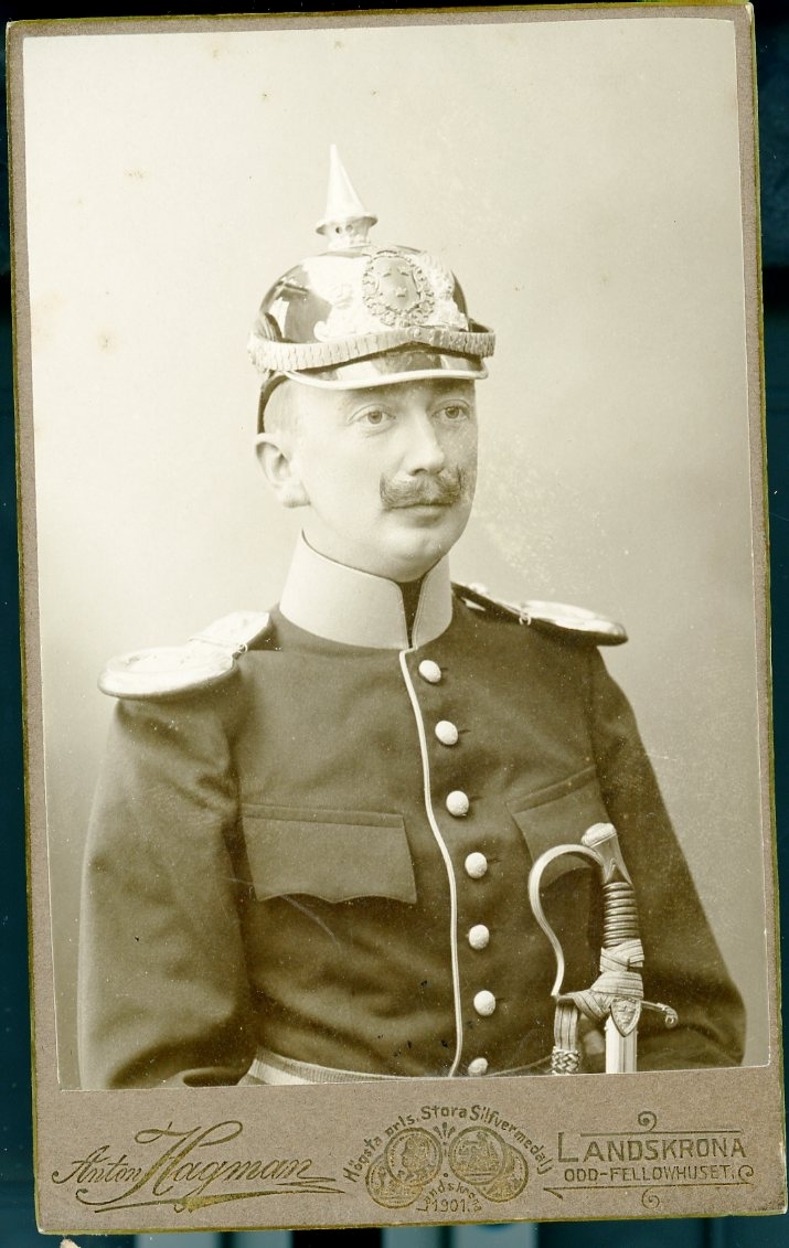 Kabinettsfotografi: möjligen Lennart Lövgren, i uniform med pickelhuva och blankvapen