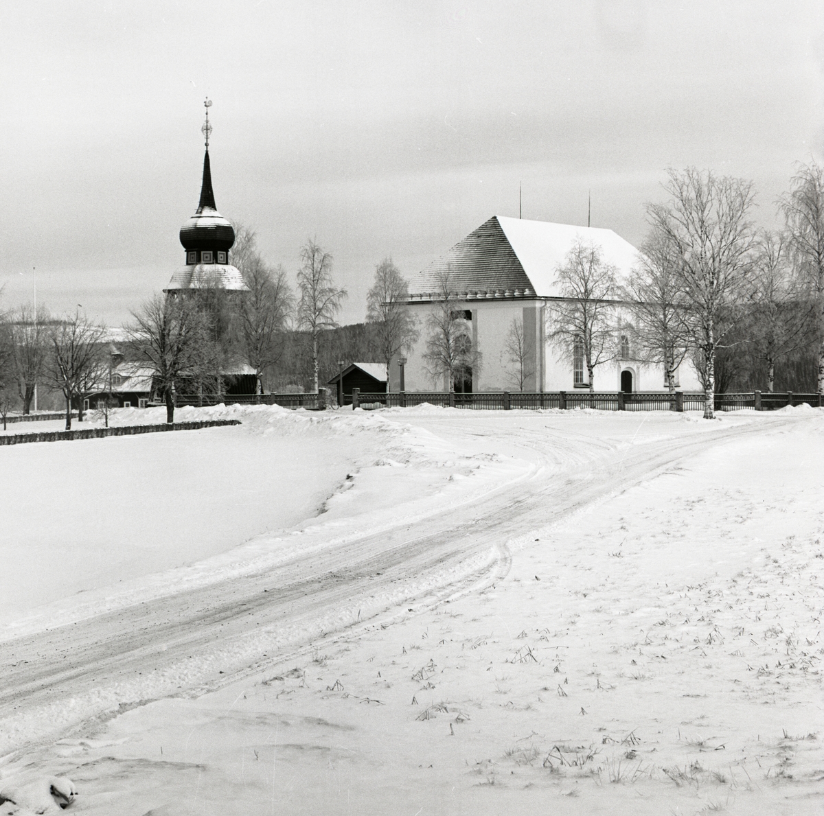 Undersviks kyrka i vinterskrud.