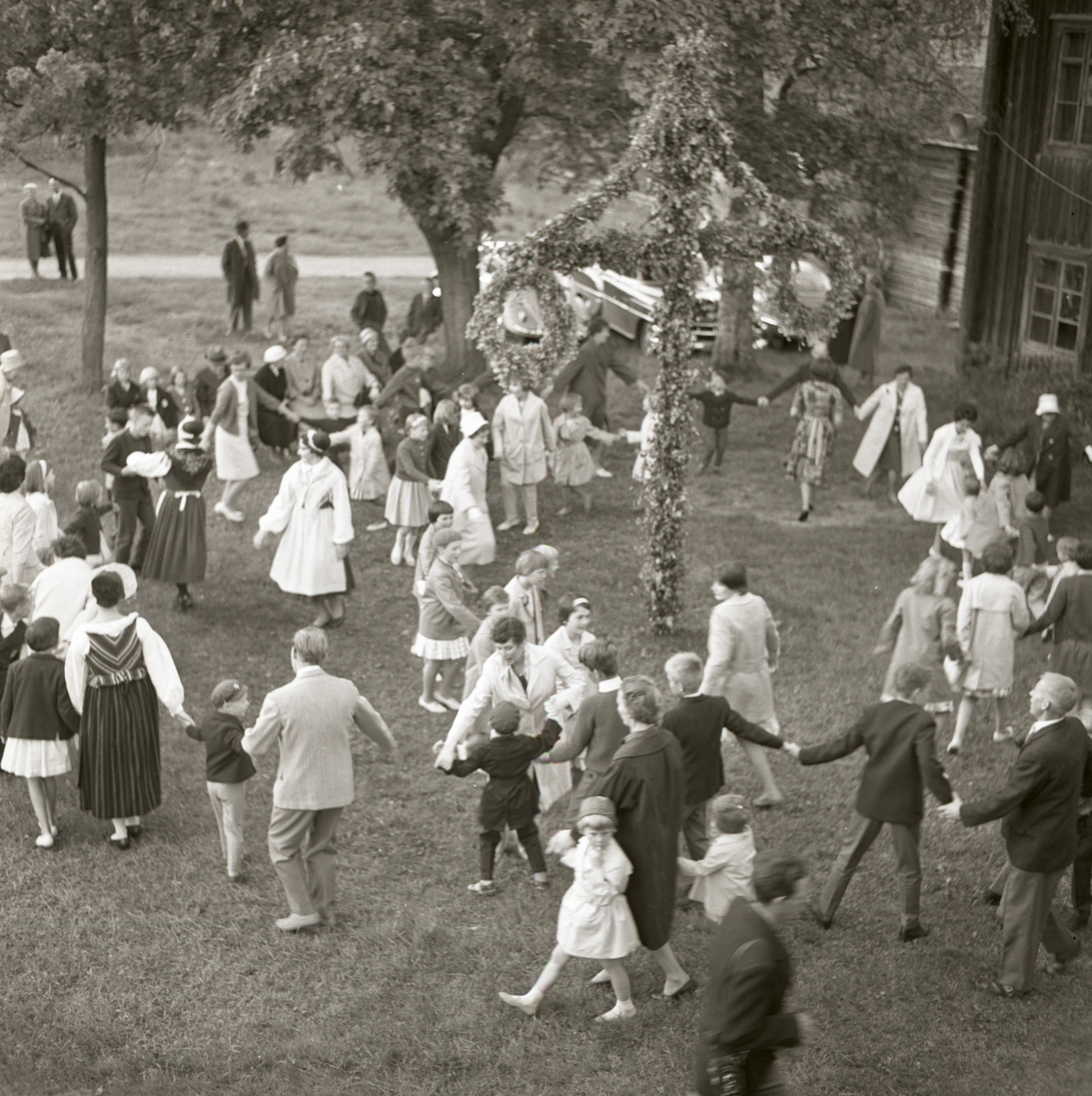 Midsommarfest vid hembygdsgården i Rengsjö med ringdans runt midsommarstången, 22 juni 1962.