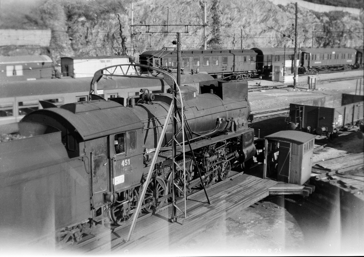 Damplokomotiv type 31b nr. 451 på svingskiven på Bergen stasjon.
