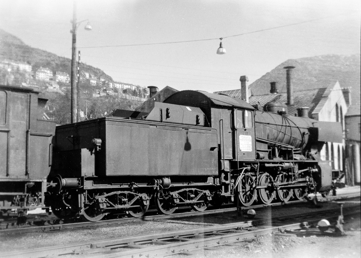 Utrangert damplokomotiv type 33a nr. 299 i Bergen.