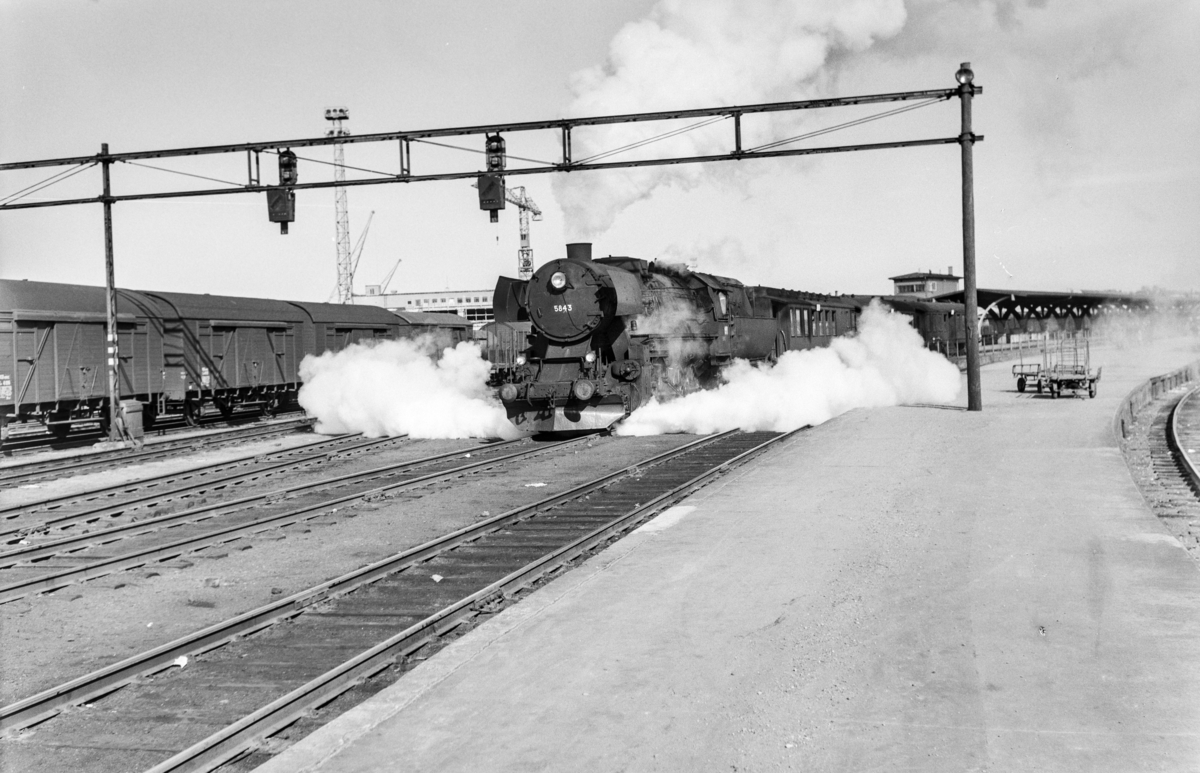 Forstadstog nr. 1726 fra Trondheim kl 1450 til Støren. Toget stoppet på alle stasjoner og holdeplasser og brukte 1 1/2 time til Støren. Toget trekkes av damplokomotiv type 63a nr. 5843.