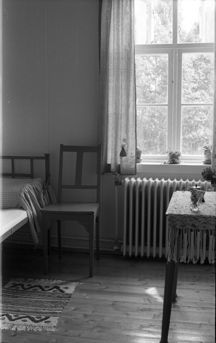 Seks interiørbilder, trolig internatrom ved daværende (juni 1954) Trogstad Skole i Totenvika.