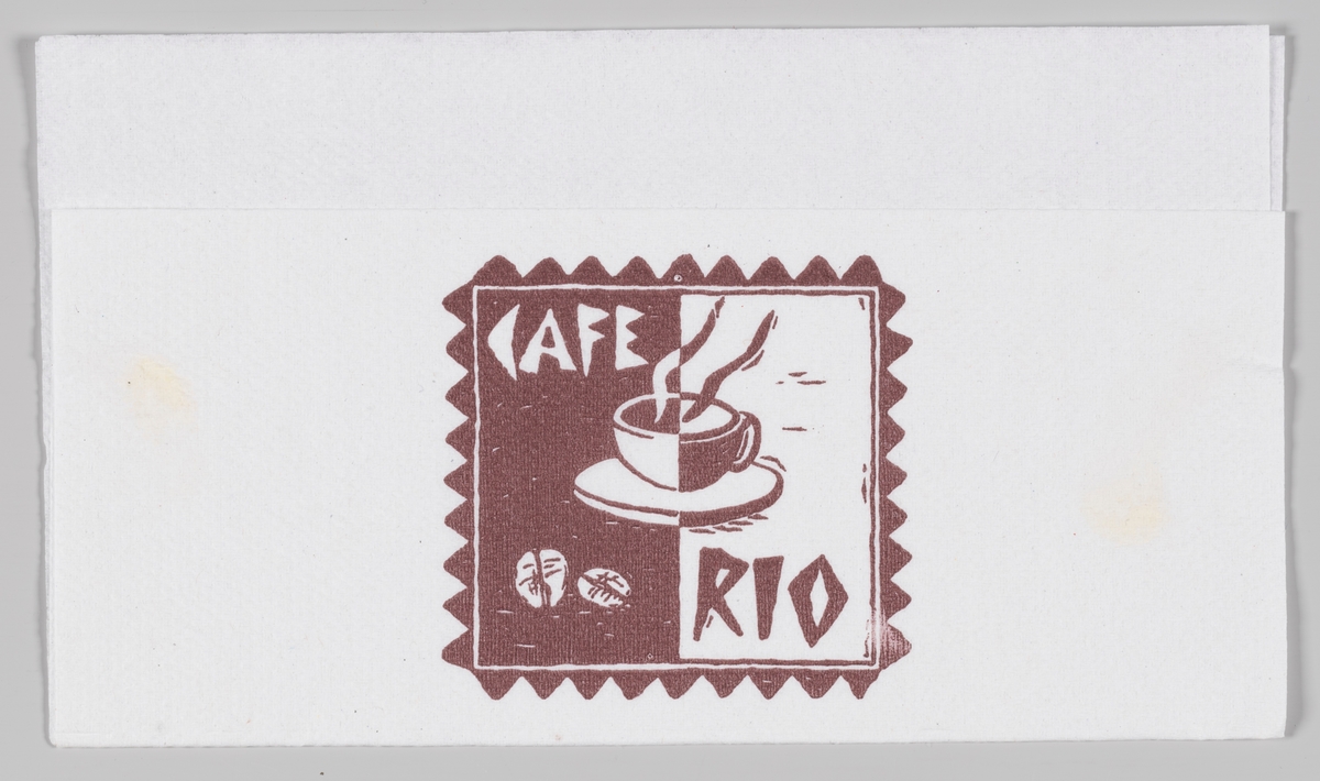 En kaffekopp med varm drikke og to kaffebønner og reklametekst for Kafe Rio