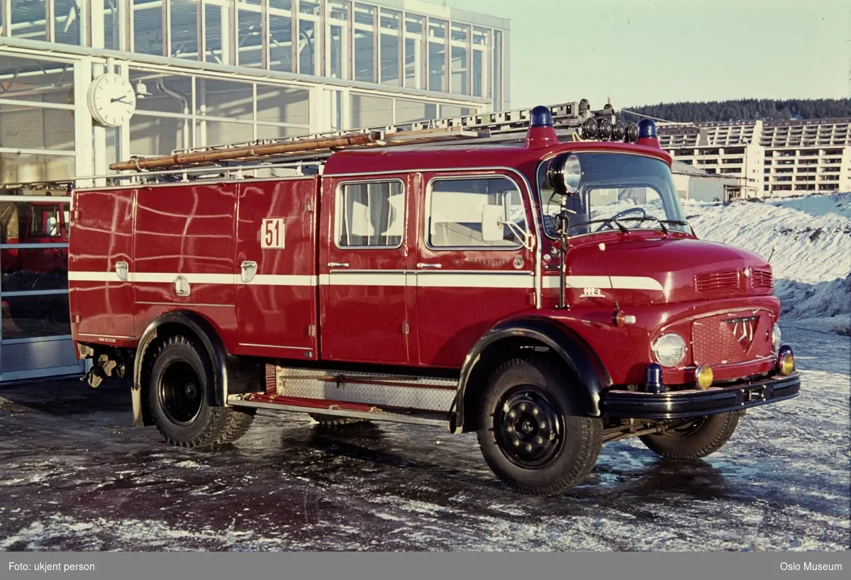 Grorud brannstasjon, Mercedes-Benz brannbil, blokkbebyggelse