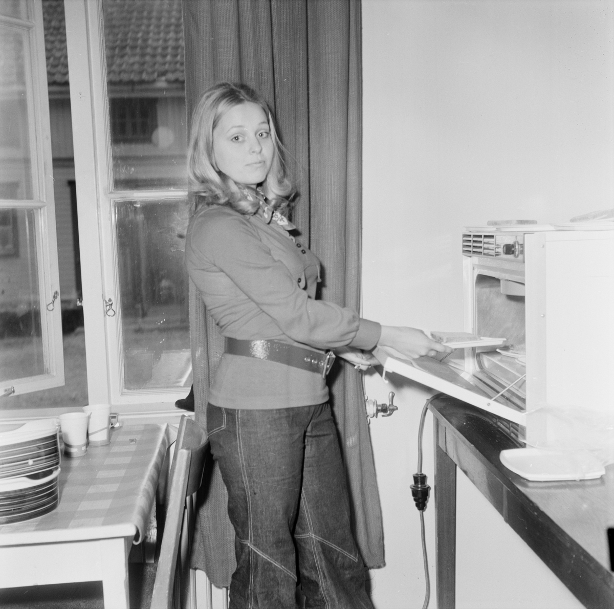 Kvinna vid ugn, Tierp, Uppland 1971