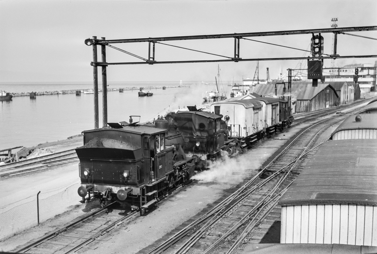 Damplokomotiver type 25 i skiftetjeneste på Trondheim stasjon. Fra venstre 25a nr. 261, 25c 383 og 25a 223.