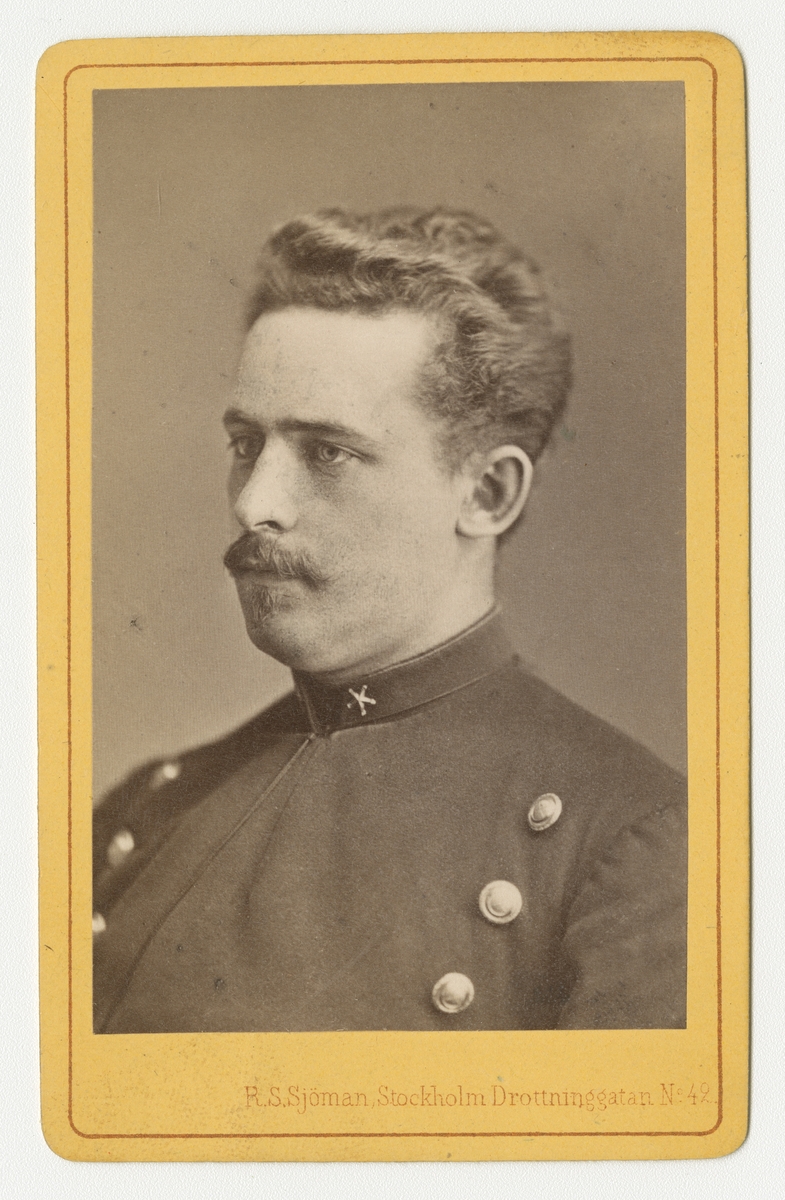 Porträtt av Herman Dybeck, underlöjtnant vid Dalregementet I 13.

Se även bild AMA.0007123.