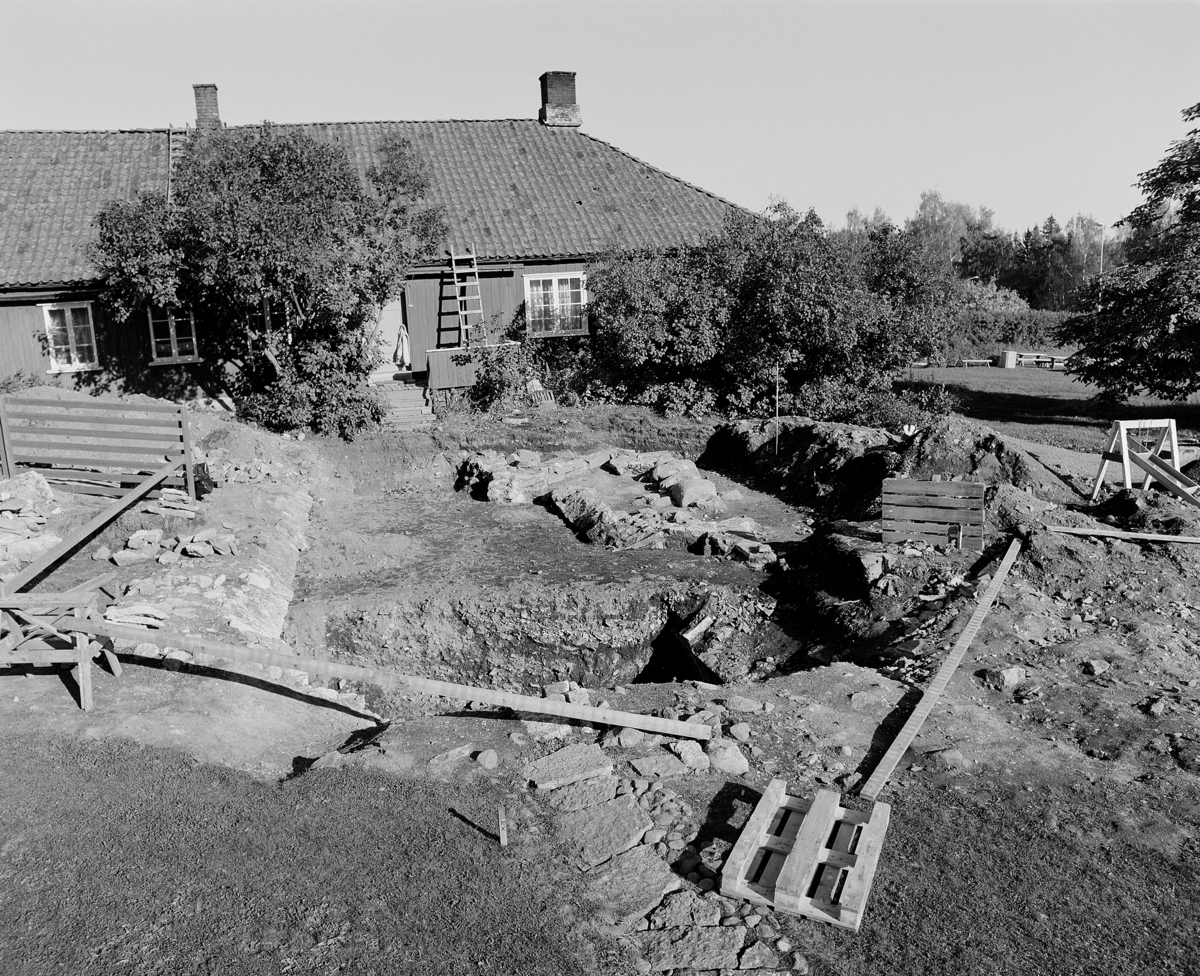 Arkeologiske undersøkelser i kjellerruin vest for drengestua 1986-1989. Oversikt.