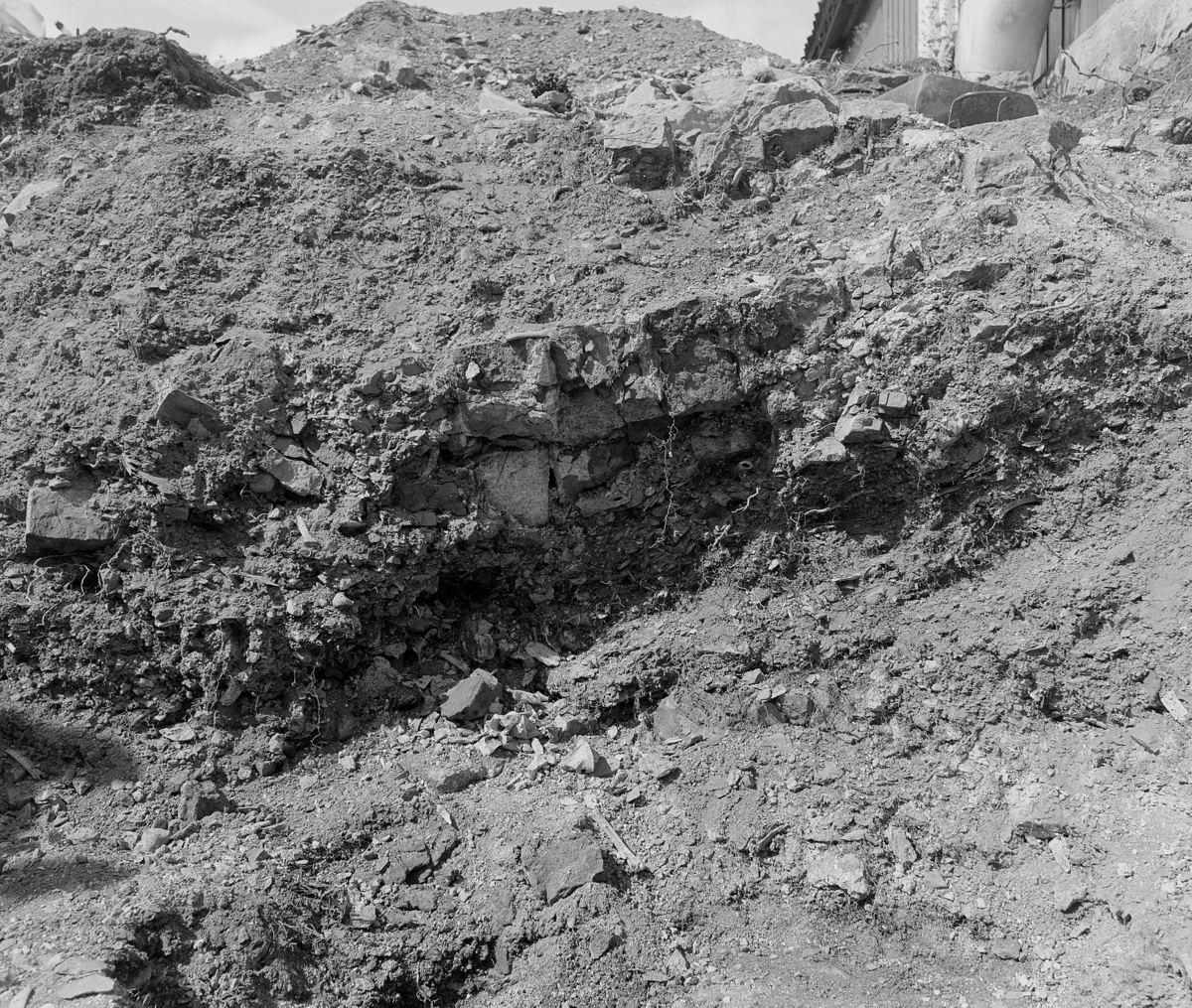 Arkeologiske undersøkelser i kjellerruin vest for drengestua 1986-1989. Nordvegg i den nyere delen av kjelleranlegget under utgravning 1989.