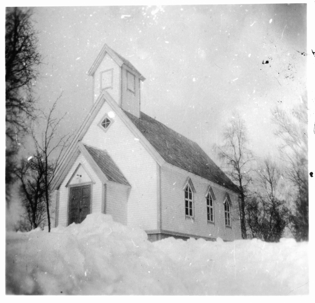 Liten kirke fotografert vinterstid.