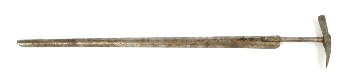 Redskap av jern formet som en skålformet stang med håndtak formet som et hammerhode med spikeropptaker.