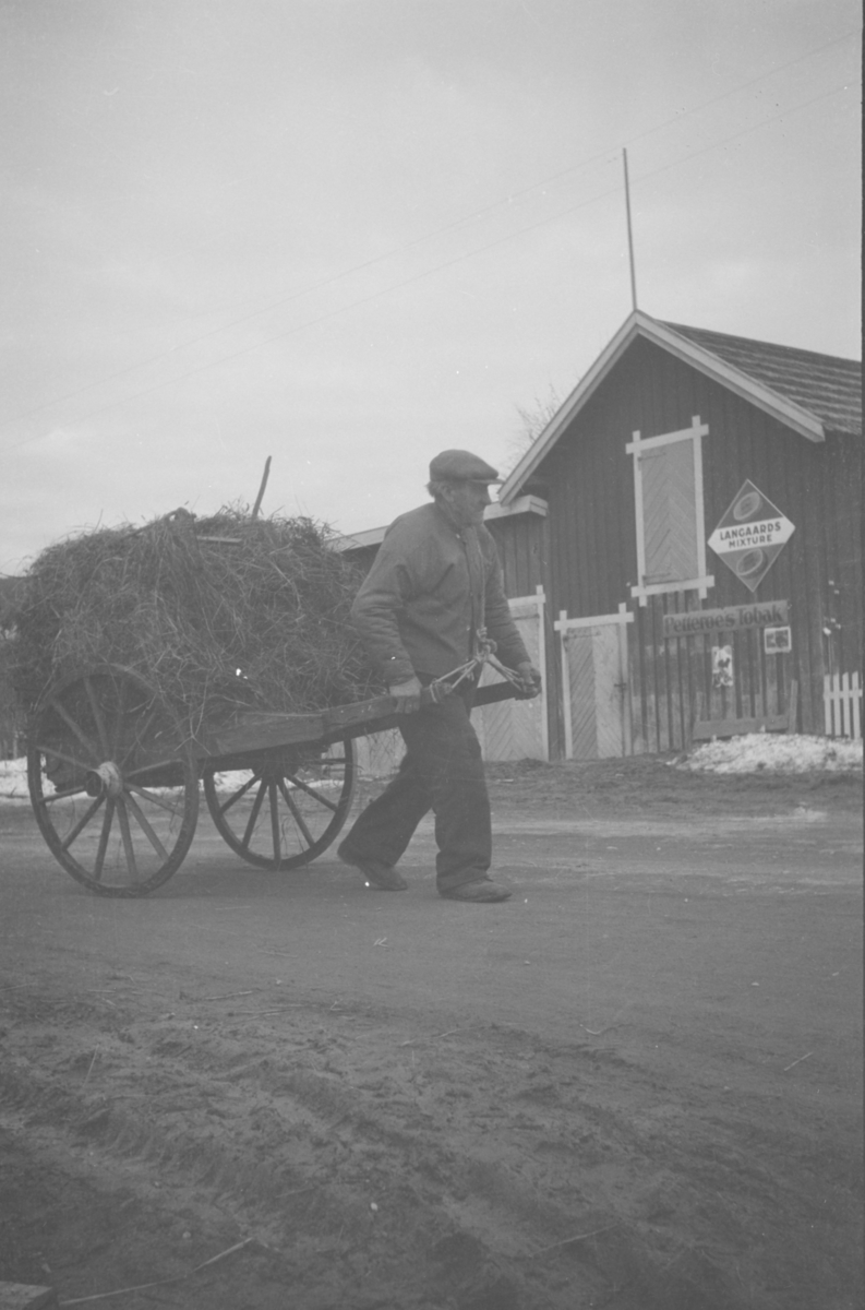Mann med høyvogn ved Vestre Gausdal Handelsforening