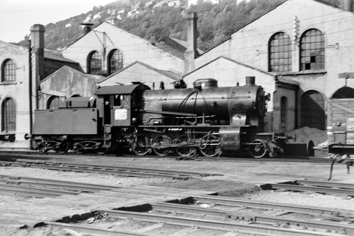 Damplokomotiv type 33a nr. 300 ved lokomotivstallen på Bergen stasjon.