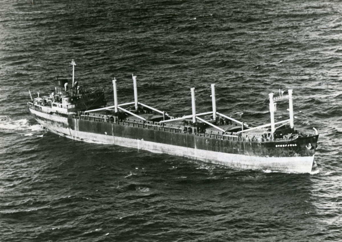 Bulk-carrier 'Etnefjell' (b.1950) etter eksplosjonen og brannen ombord