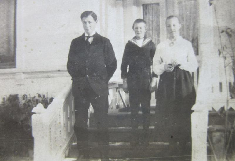 Asbjørn, Sverre og Anne ca. 1917. Einar og Ragnvald studerte i Kristiania og Anders hadde reist til Amerika.