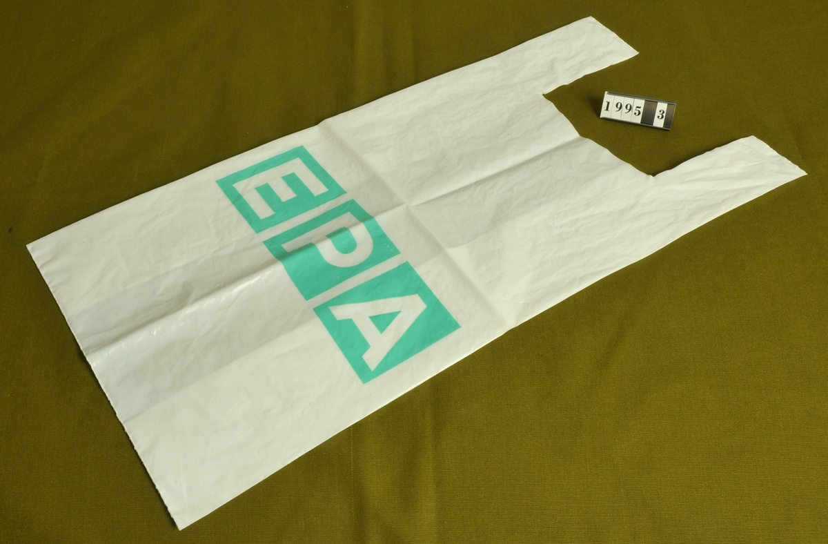Vit med grön/vit text, varumärke: EPA
Varningstext: "Tänk på att täta plastpåsar kan
vara farliga för barn!"
