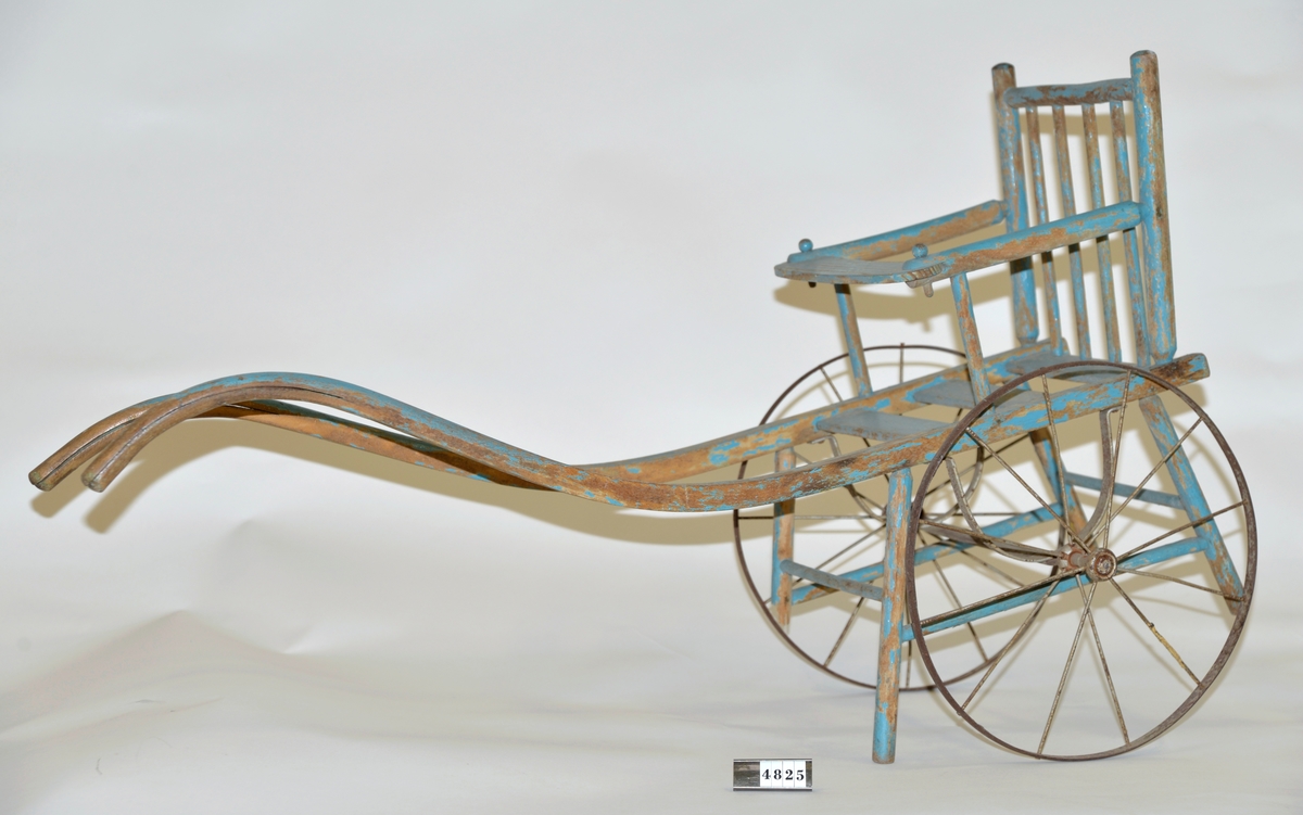 Blåmålad, 2 st hjul av järn, silverfärgade, diam: 30 cm
