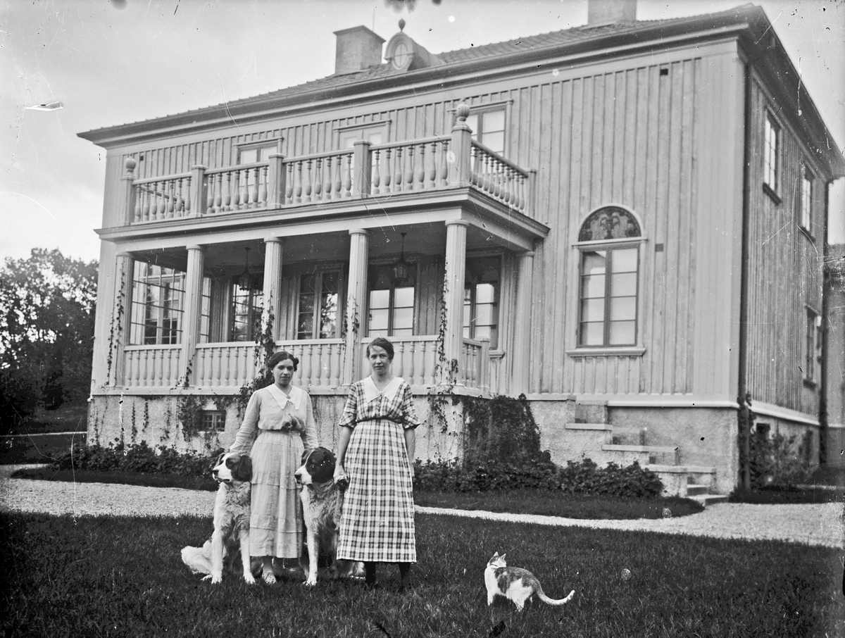 Österbodarnes mangårdsbyggnad.

Till vänster (i rutig klänning) Gärda Johansson, köksa och hushållerska på gården, till höger troligen Edit Stenvall, barnpiga på gården.