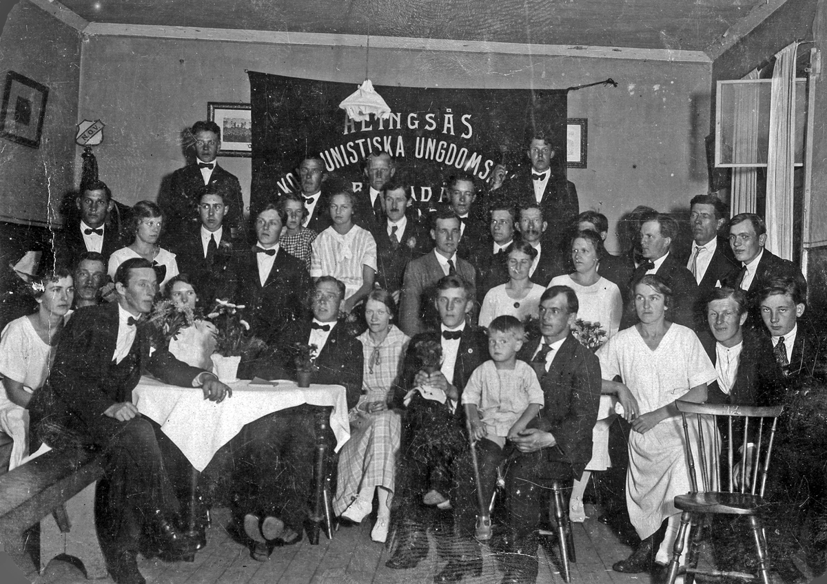 En inomhusfest med Alingsås Kommunistiska Ungdomsklubb. Se mer om den i "Alingsås Arbetarekommun 1907-1932", Göteborg 1932.