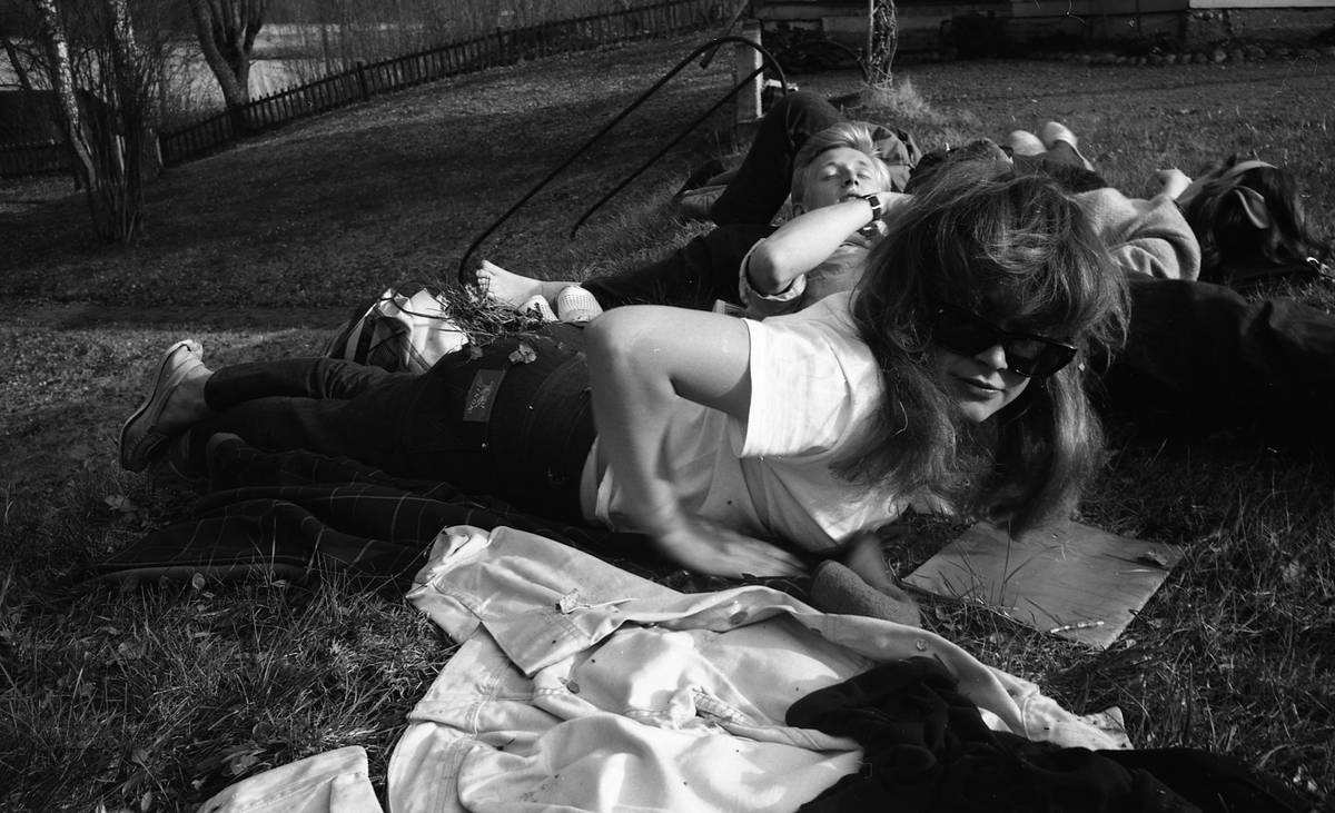 Ungdomar ligger på gräsmatta, Uppsala 1962