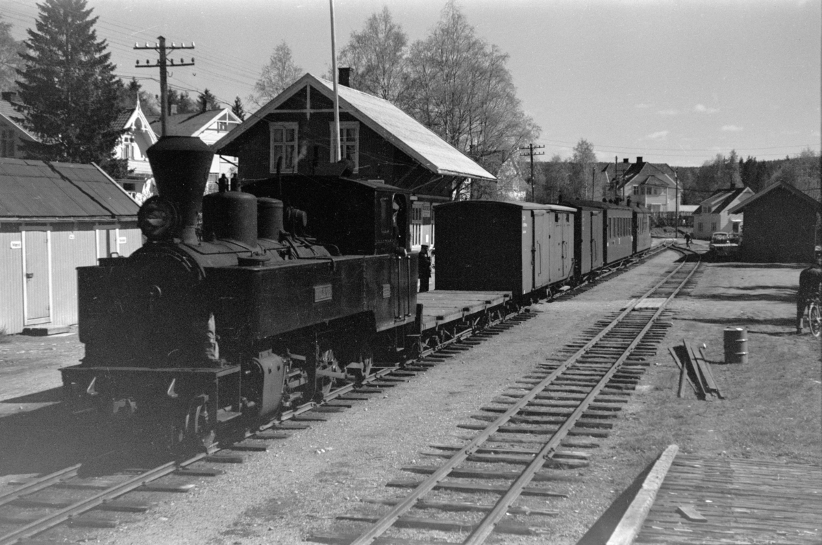 Blandet tog fra Skulerud til Sørumsand, på Aurskog stasjon. Toget trekkes av damplokomotiv nr. 6 HØLAND.
