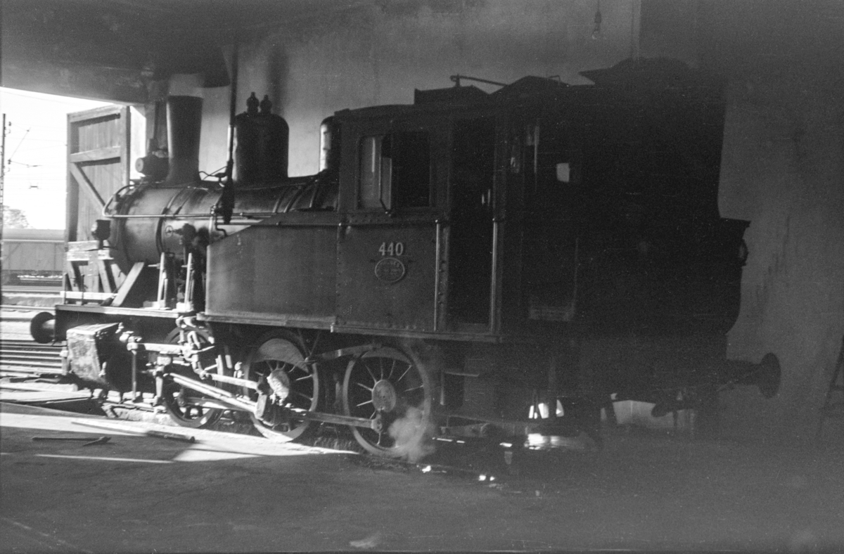 Damplokomotiv type 23b nr. 440 i lokomotivstallen på Lillestrøm stasjon.