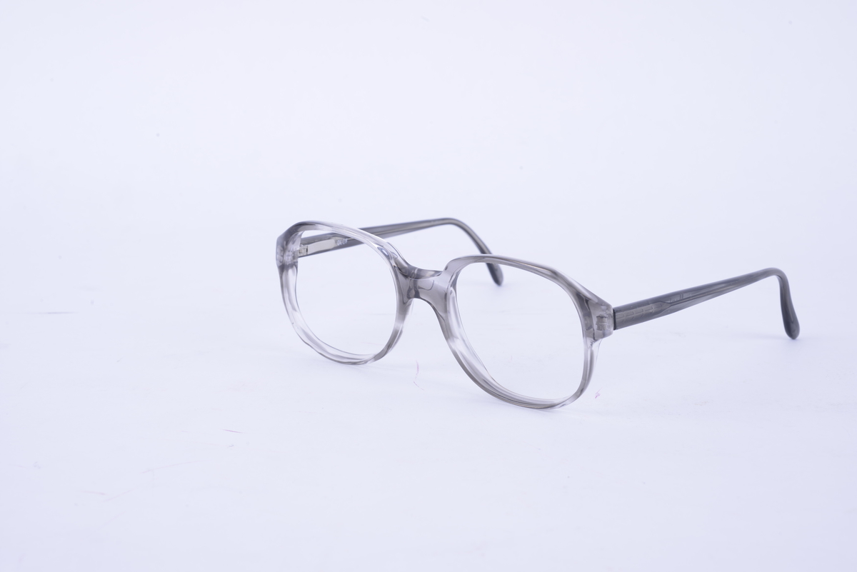 Brille i grå plast, uten linser.