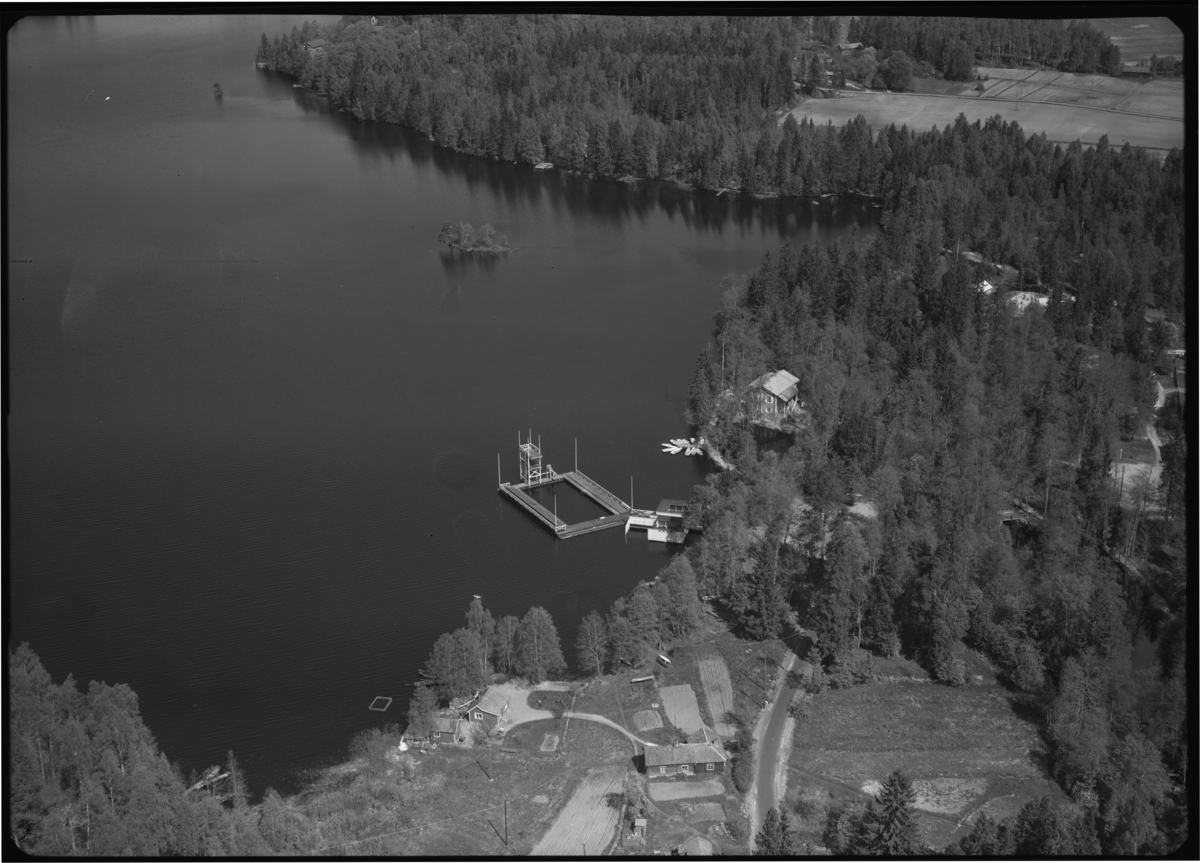 Flygfoto över Långforsen med Måns Ols utvärdshus, Sala.