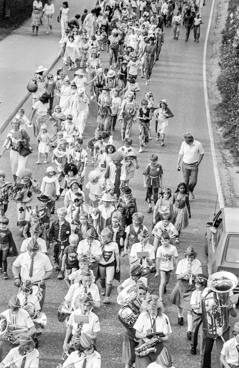Oppegårds-dagene 1985. Åpning med karnevalstog med utkledde barn og musikkkorps. Anne-Marie Gulbrandsen i arrangementkomiteen for Oppegårds-dagene.