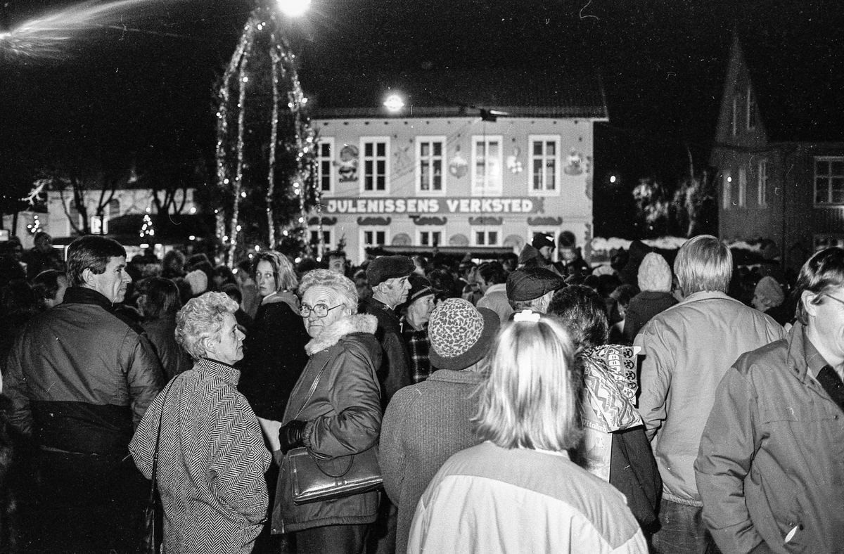 60 m lang julekake og julegateårning i Drøbak. Julenissedamene serverer grøt. Willy Johansen, Julehuset i Drøbak.