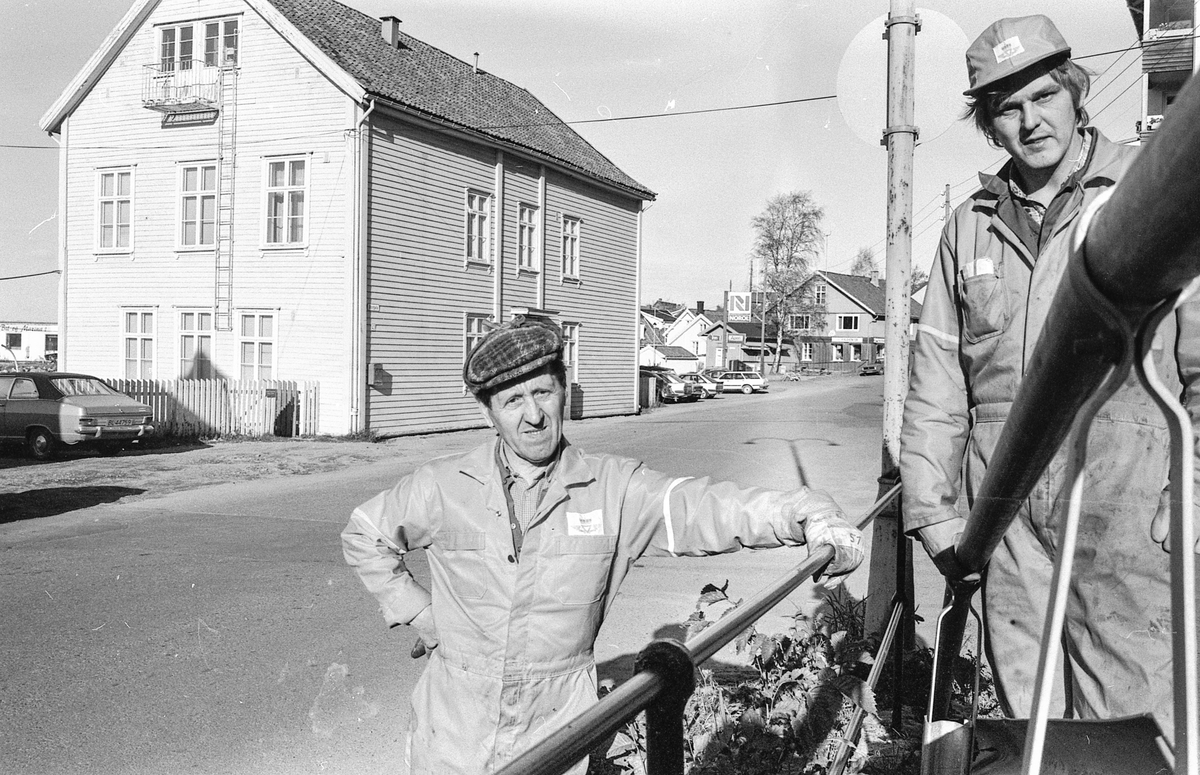 Autovernet i Jørnsebakken erstattes av jernrekkverk  da Drøbak er verneverdig område. Leif Slettevold og Rolf Olaussen i Akershus veivesen.
