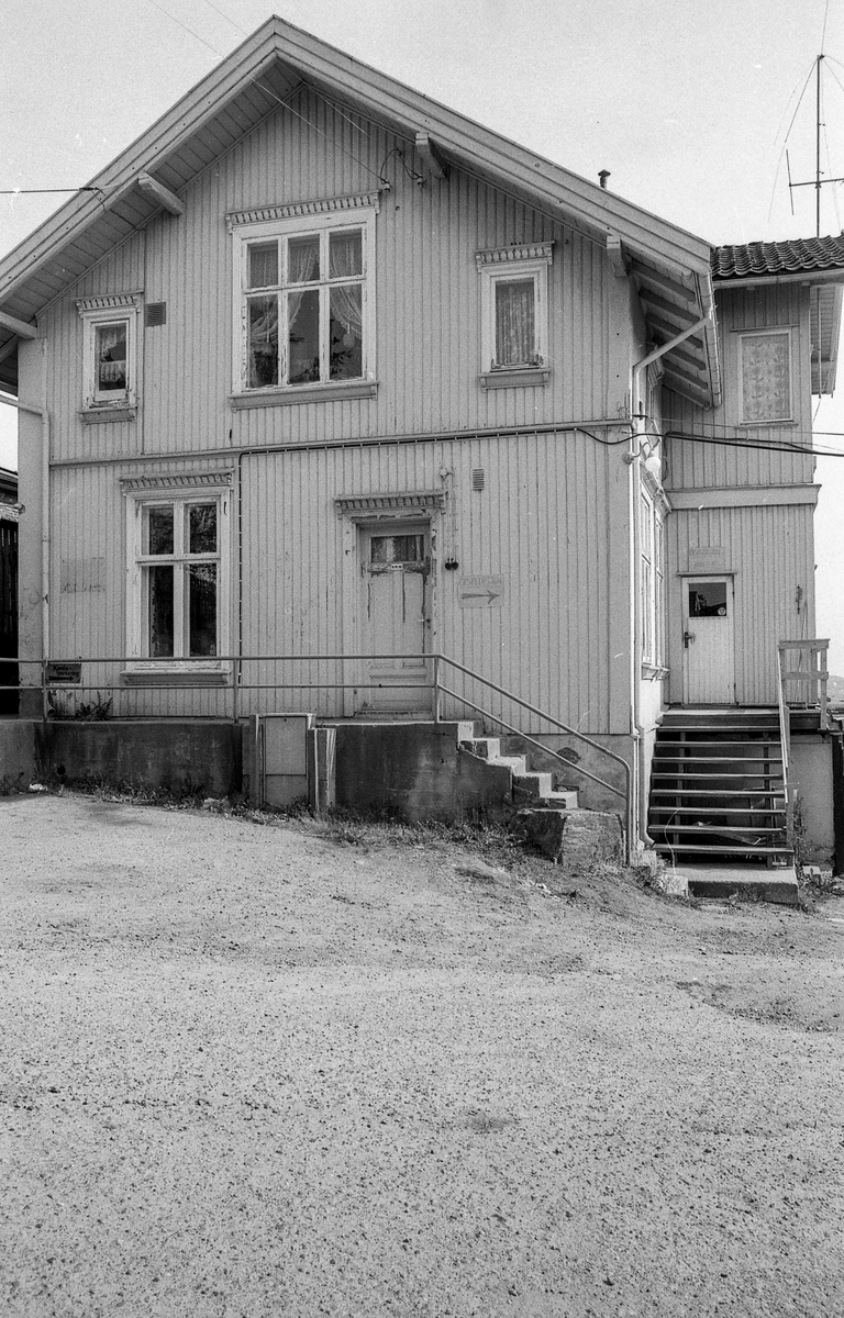 Sveitserhuset på Hvistendaltomta med mutrapp og parafintønne under trappen.
