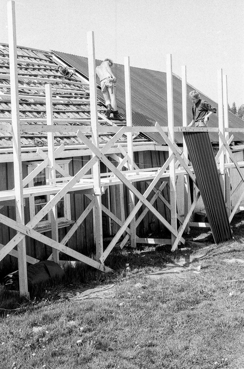 Verneverdig bryggerhus fra Skjellerud Gård i Frogn flyttes til Follo Museum. Gammel trebygning med stilasje og reparasjon av taket.