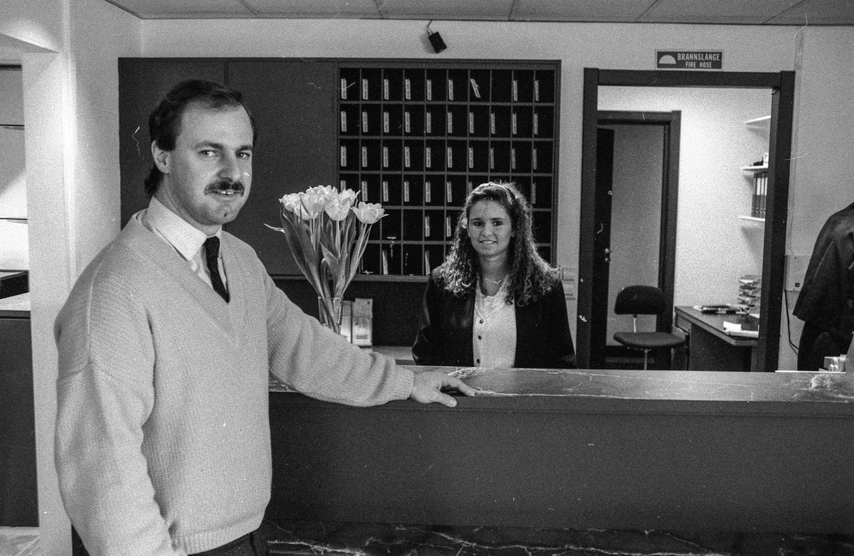 Vestby Hotell, ved resepsjonen daglig leder Reinard Sommer og resepsjonist Lise Simensen. Reinard Sommer med kaffekopp i spisesalen.