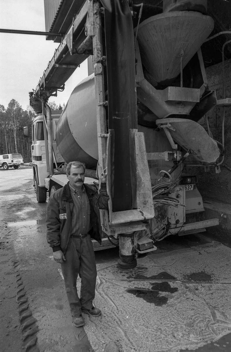 A/S Lettbetong i Vestby. Terje Johansen fyller betongbilen på fem minutter med et data-anlegg som styrer prosessen. Terje Johansen og Bjørn Haug til venstre.
