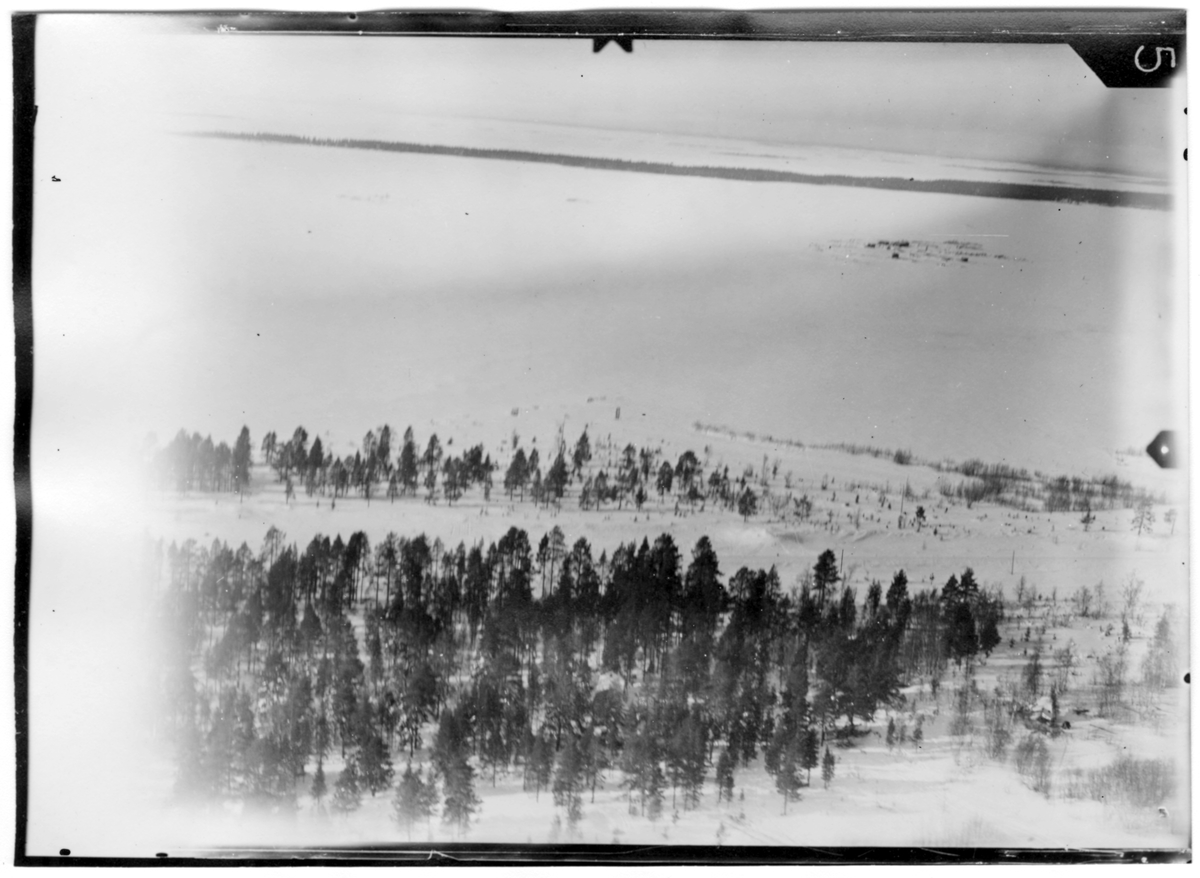 Flygfotografi av del av flygstationen på bakre basen i Veitsiluoto under finska vinterkriget 1940. Från F 19, Svenska frivilligkåren i Finland.