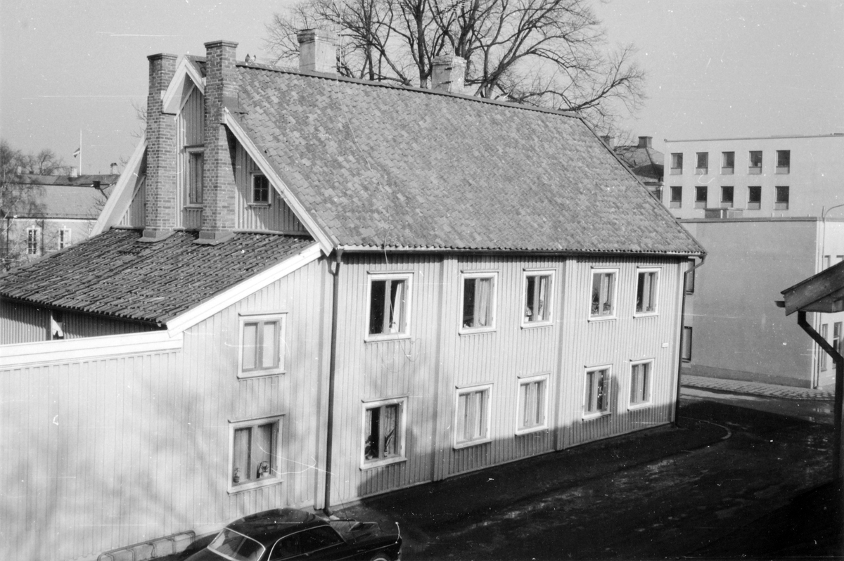 Kvarteret Spinnaren. Det gamla tingshuset i hörnet av Östra Vattugränd och Plangatan upphörde att vara tingshus 1899 då det nya tingshuset stod färdigt vid Södra Ringgatan i kvarteret Tigern. Byggnaden revs 1967 för att ge plats åt bostadsbebyggelsen i nuvarande kvarter Hill.