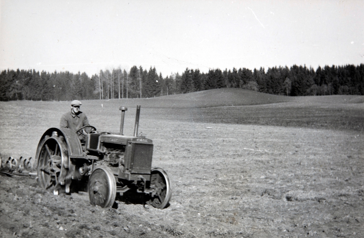 Fokhol gård, Stange, Case Jerntraktor, våronn, harving, Arthur Sletli, ca. 1950.
