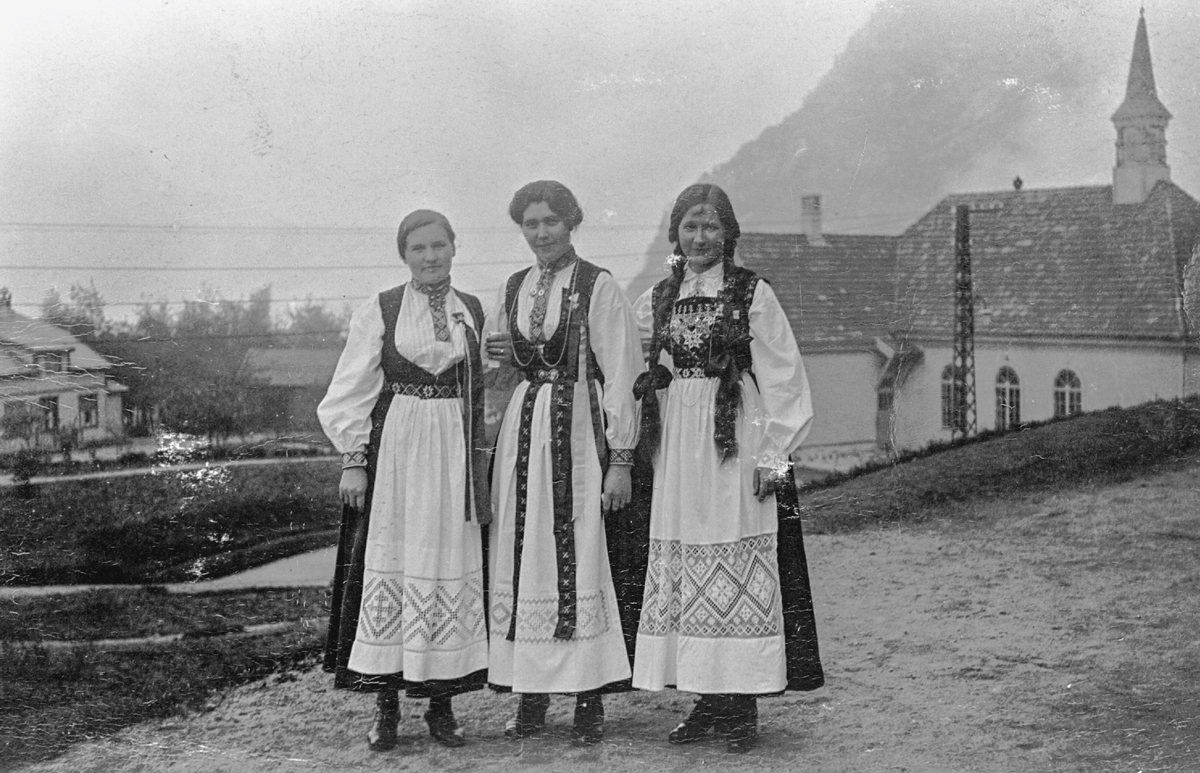 Kvinner i Hardangerbunad ved Festiviteten i Tyssedal