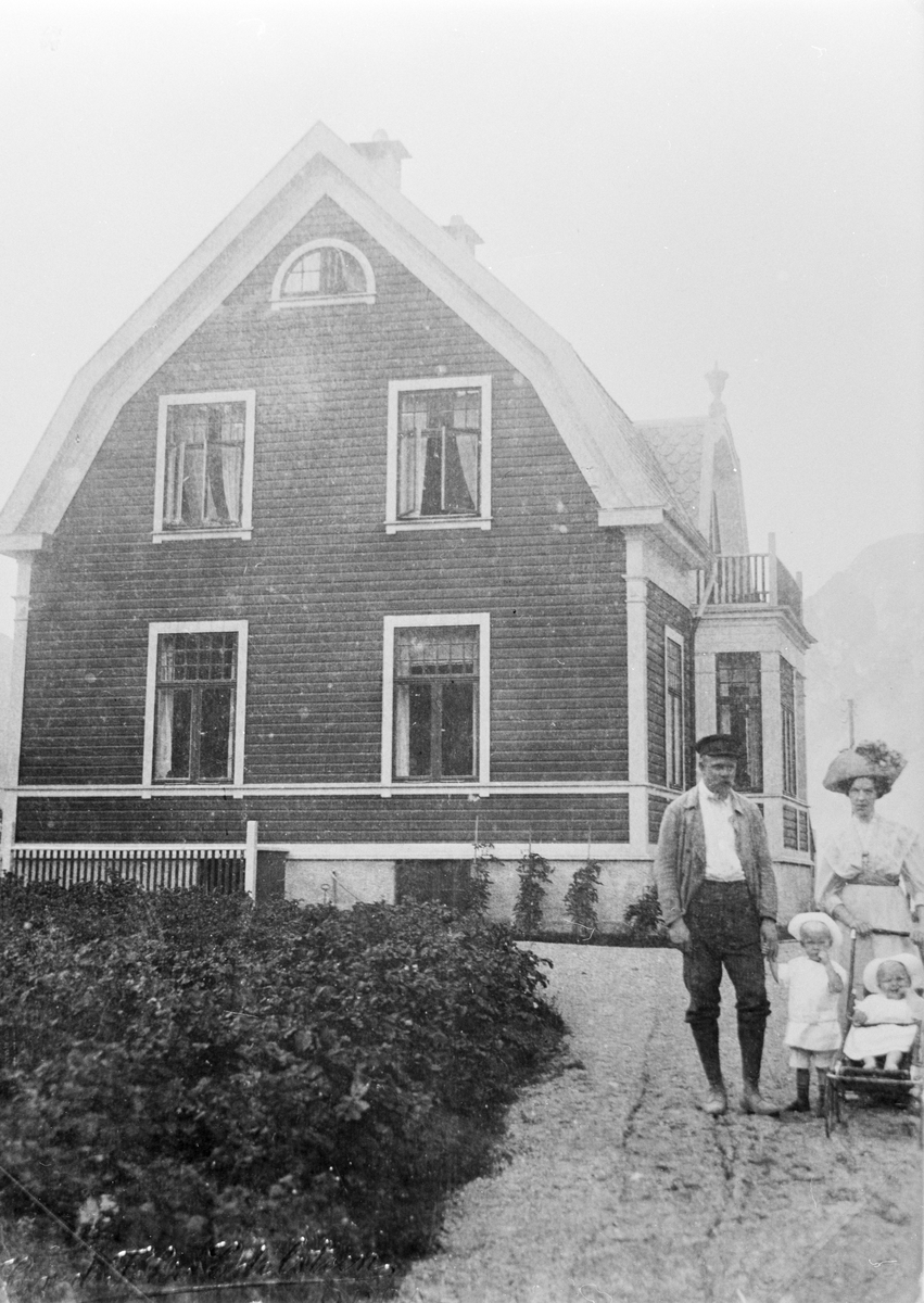 Familien Rosengren ved villaen på Toppen