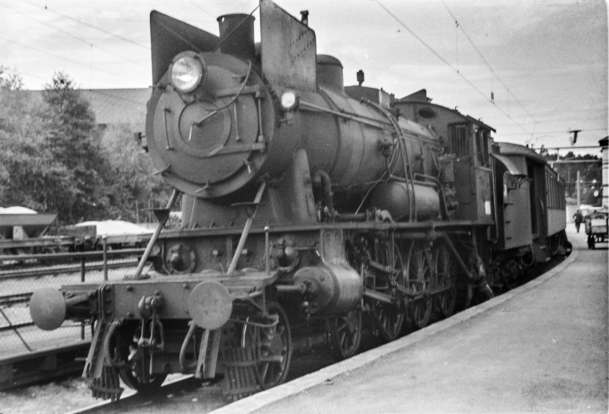 Damplokomotiv type 30a nr. 277 med persontog til Drammen på Hønefoss stasjon.